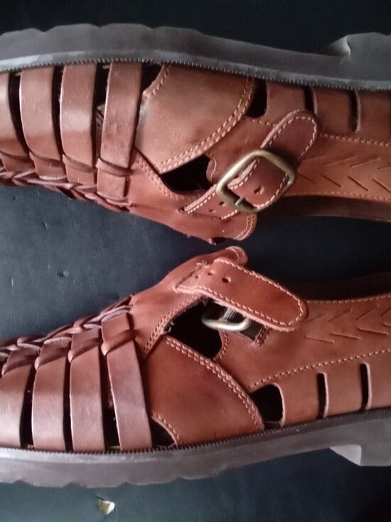 These Vintage Florsheim Leather Huaraches are a stylish and comfortable slip-on main image 5
